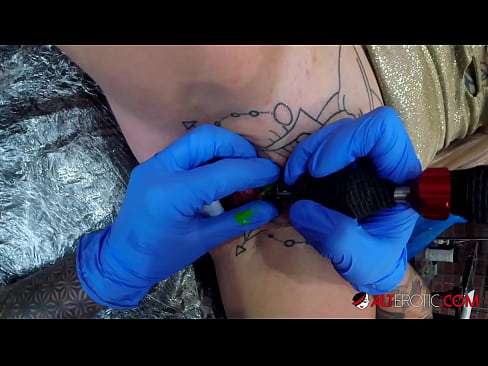 ❤️ Sully Savage, une chaudasse extrêmement tatouée, s'est fait tatouer le clitoris. ❤ Porno fb at fr.sayhentai.ru